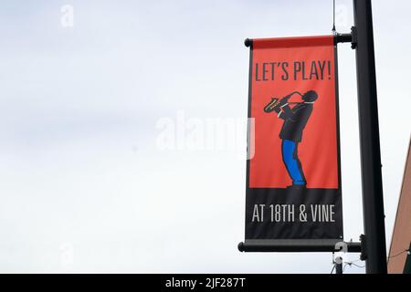 Street Light Pole Banner trovato nel quartiere storico 18th e Vine a Kansas City, Missouri Foto Stock