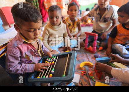 Un bambino usa un abaco in una scuola governativa a Himachal Pradesh. I bambini si dedicano ad attività di classe in una scuola governativa di Baddi, una zona rurale di Himachal Pradesh. Foto Stock