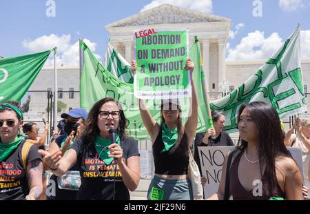 WASHINGTON, D.C. – 25 giugno 2022: I manifestanti dei diritti di aborto si radunano presso la Corte Suprema degli Stati Uniti. Foto Stock