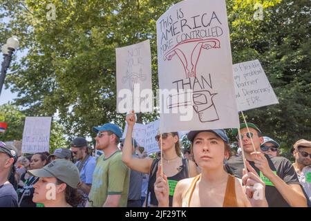 WASHINGTON, D.C. – 25 giugno 2022: I manifestanti dei diritti di aborto si radunano presso la Corte Suprema degli Stati Uniti. Foto Stock