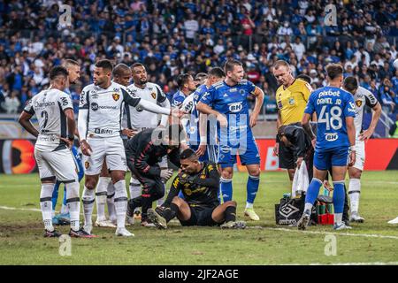 Belo Horizonte, Minas Gerais, Brasile. 28th giugno 2022. Campionato brasiliano di Calcio - seconda Divisione: Cruzeiro e Sport Recife. 28 giugno 2022, Belo Horizonte, Minas Gerais, Brasile: Partita di calcio tra Cruzeiro e Sport Recife, valida per il round 15th del Campionato Brasiliano di Calcio - seconda Divisione, svoltosi martedì 28 allo stadio di Mineirao, a Belo Horizonte. Il team di Cruzeiro ha vinto la partita 2-1, con gol segnati da Daniel Junior e Sabino (proprio). Credit: Breno Babu/Thenews2 (Credit Image: © Breno Babu/TheNEWS2 via ZUMA Press Wire) Foto Stock