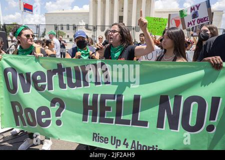 WASHINGTON, D.C. – 25 giugno 2022: I manifestanti dei diritti di aborto si radunano presso la Corte Suprema degli Stati Uniti. Foto Stock