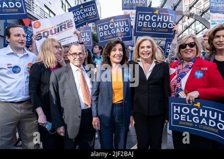 New York, NY - 28 giugno 2022: Il governatore Kathy Hochul (C), il congressista Jarrold Nadler (a destra del Governatore), Carolyn Maloney (a sinistra del Governatore), il membro dell'Assemblea Rebecca Seawright (R) saluto la gente durante la campagna di arresto su un angolo di 2nd Avenue e 86th strada Foto Stock