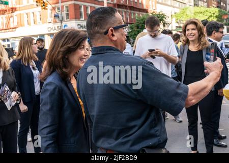 New York, NY - 28 giugno 2022: Il governatore Kathy Hochul saluta la gente durante la campagna di arresto su un angolo di 2nd Avenue e 86th strada Foto Stock