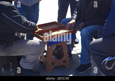 Uomini che giocano a Backgammon sulla Corniche di Beirut, Libano Foto Stock