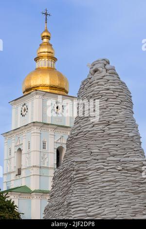 KYIV, UCRAINA - 04 GIUGNO 2022: Monumento della principessa Olga coperto di sacche di sabbia per proteggere durante l'aggressività russa su Piazza San Michele in K. Foto Stock