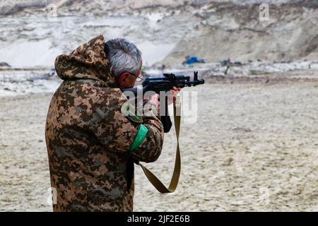 Kiev, Ucraina. 21st Apr 2022. I civili ucraini stanno colpendo il bersaglio mentre sono in piedi. I civili ucraini stanno seguendo corsi di tattica militare presso il centro di difesa territoriale nella periferia di Kiev per difendere il loro paese dagli invasori russi. Persone diverse, tra cui pensionati e donne, si stanno unendo ai trivelli. Hanno ancora voluto prepararsi per il peggio, anche se la normalità sta lentamente tornando. (Foto di Lara Hauser/SOPA Images/Sipa USA) Credit: Sipa USA/Alamy Live News Foto Stock