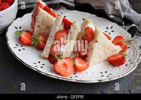 Strawberry Sandwich , dessert popolare giapponese, Sandwich con panna e fetta di frutta all'interno Foto Stock