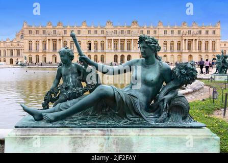 VERSAILLES, FRANCIA - 6 AGOSTO 2011: Statua di la Marne a parterre d'acqua, ognuna di queste ninfe rappresenta un fiume. Foto Stock