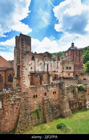 Heidelberg, Germania - Giugno 2022: Turisti in piedi nel castello storico di Heidelberg Foto Stock