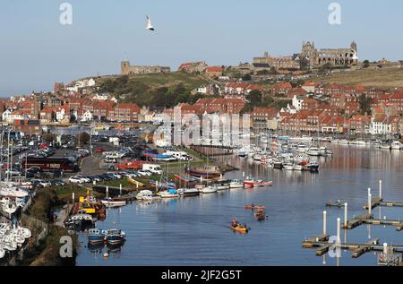 Foto d'archivio del 25/10/16 di Milton Harbour nella pittoresca cittadina di Whitby, North Yorkshire. Un sistema registrato di kite mark e i controlli dei punti di sicurezza potrebbero far parte dei piani governativi per scoprire l'impatto dei punti di interesse turistico a breve termine e delle vacanze in Inghilterra. Data di emissione: Mercoledì 29 giugno 2022. Foto Stock