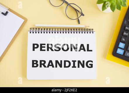 Branding personale, sforzo di creare e influenzare la percezione pubblica di un individuo posizionandoli come autorità nel loro settore, testo scritto Foto Stock