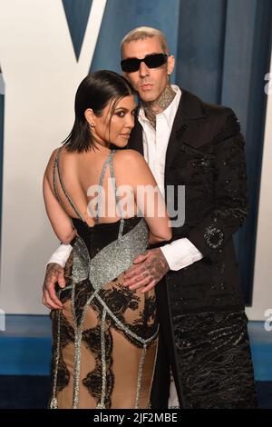 Foto del file datata 28/03/22 di Kourtney Kardashian e Travis Barker che partecipano al Vanity Fair Oscar Party, come Blink 182 batterista è stato riferito in ospedale a seguito di un problema medico non confermato. Foto Stock
