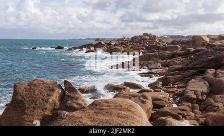 Costa di granito rosa nella zona di Bretagne (Francia) Foto Stock