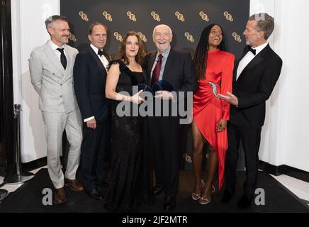 (Da sinistra a destra) CEO della BFI ben Roberts, Ralph Fiennes, Barbara Broccoli, Michael G. Wilson, Naomie Harris e Presidente della BFI Tim Richards partecipano alla cena della BFI Chair al Claridge's di Londra. Data foto: Martedì 28 giugno 2022. Foto Stock