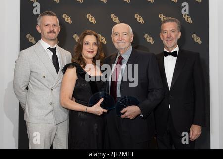 (Da sinistra a destra) CEO della BFI ben Roberts, Barbara Broccoli, Michael G. Wilson e Presidente della BFI Tim Richards partecipano alla cena della BFI Chair al Claridge's di Londra. Data foto: Martedì 28 giugno 2022. Foto Stock