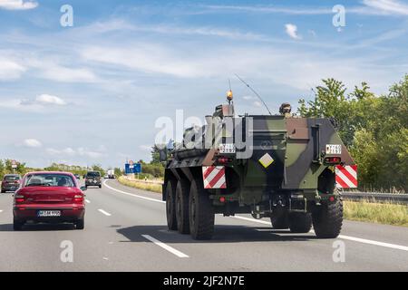 Hannover, Germania - Giugno 12th 2022: Il corazzatore tedesco Fuchs guida la strada autostradale del convoglio militare. Le truppe della NATO spostano rapidamente la localizzazione Foto Stock