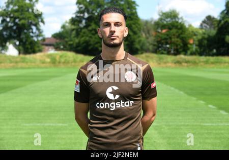 Amburgo, Germania. 28th giugno 2022. Foto di squadra e ritratti del giocatore del FC St. Pauli per la stagione 2022-2023, DFL 2. Fussball Bundesliga, Amburgo, centro di formazione a Kollaustrasse, Leart Paqarada credito: Michael Schwartz/dpa - NOTA IMPORTANTE: In conformità con i requisiti della DFL Deutsche Fußball Liga e della DFB Deutscher Fußball-Bund, è vietato utilizzare o utilizzare fotografie scattate nello stadio e/o della partita sotto forma di immagini di sequenza e/o serie di foto video-simili./dpa/Alamy Live News Foto Stock