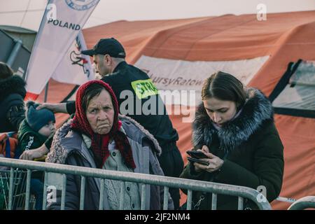 Medyka, Polonia. 15th Mar 2022. Una donna anziana ed esausta attende l'autobus il campo profughi di Medyka, in Polonia, è uno dei valichi di frontiera più trafficati. Dall'inizio della guerra in Ucraina, migliaia di rifugiati ucraini sono arrivati a questo confine. (Foto di Lara Hauser/SOPA Images/Sipa USA) Credit: Sipa USA/Alamy Live News Foto Stock