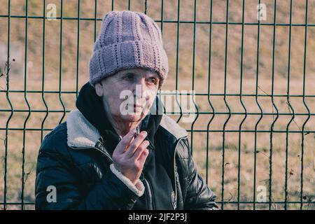 Medyka, Polonia. 15th Mar 2022. La donna Ucraina sta fumando una sigaretta. Il campo profughi di Medyka, in Polonia, è uno dei valichi di frontiera più trafficati. Dall'inizio della guerra in Ucraina, migliaia di rifugiati ucraini sono arrivati a questo confine. (Foto di Lara Hauser/SOPA Images/Sipa USA) Credit: Sipa USA/Alamy Live News Foto Stock