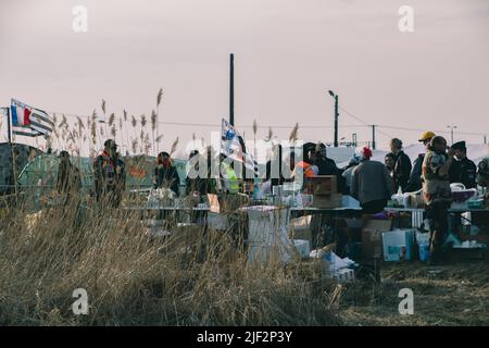 Medyka, Polonia. 15th Mar 2022. Volontari che distribuiscono forniture ai rifugiati ucraini. Il campo profughi di Medyka, in Polonia, è uno dei valichi di frontiera più trafficati. Dall'inizio della guerra in Ucraina, migliaia di rifugiati ucraini sono arrivati a questo confine. (Foto di Lara Hauser/SOPA Images/Sipa USA) Credit: Sipa USA/Alamy Live News Foto Stock