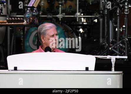 Tampa, Stati Uniti. 28th giugno 2022. Il musicista Brian Wilson, membro fondatore dei Beach Boys, si esibisce sul palco con la sua band al MIDFLORIDA Credit Union Amphitheater di Tampa. Credit: SOPA Images Limited/Alamy Live News Foto Stock