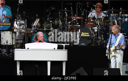 Tampa, Stati Uniti. 28th giugno 2022. I musicisti Brian Wilson (al piano) e al Jardine (a destra), membri fondatori dei Beach Boys, suonano sul palco con la loro band al MIDFLORIDA Credit Union Amphitheater di Tampa. Credit: SOPA Images Limited/Alamy Live News Foto Stock