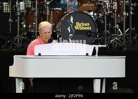 Tampa, Stati Uniti. 28th giugno 2022. Il musicista Brian Wilson, membro fondatore dei Beach Boys, si esibisce sul palco con la sua band al MIDFLORIDA Credit Union Amphitheater di Tampa. Credit: SOPA Images Limited/Alamy Live News Foto Stock