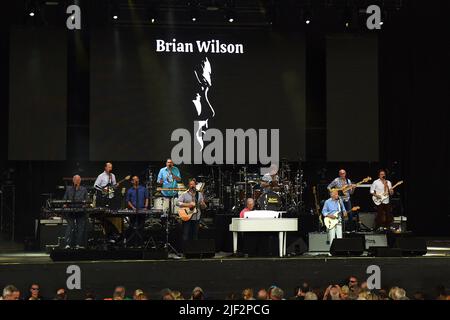 Tampa, Stati Uniti. 28th giugno 2022. I musicisti Brian Wilson (al piano) e al Jardine (Third R), membri fondatori dei Beach Boys, si esibiscono sul palco insieme alla loro band al MIDFLORIDA Credit Union Amphitheater di Tampa. (Foto di Paul Hennessy/SOPA Images/Sipa USA) Credit: Sipa USA/Alamy Live News Foto Stock