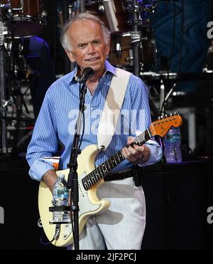 Tampa, Stati Uniti. 28th giugno 2022. I musicisti al Jardine e Brian Wilson (non mostrati), membri fondatori dei Beach Boys, si esibiscono sul palco con la loro band al MIDFLORIDA Credit Union Amphitheater di Tampa. (Foto di Paul Hennessy/SOPA Images/Sipa USA) Credit: Sipa USA/Alamy Live News Foto Stock