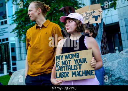 Reno, Stati Uniti. 28th giugno 2022. Durante la manifestazione un protesto anticapitalista ha un segno di protesta. I manifestanti si sono riuniti di fronte ad una corte federale per protestare contro il rovesciamento di Roe V Wade. (Foto di Ty o'Neil/SOPA Images/Sipa USA) Credit: Sipa USA/Alamy Live News Foto Stock