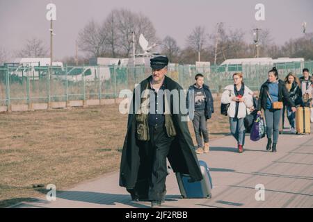 Medyka, Polonia, Polonia. 15th Mar 2022. Rifugiati che attraversano la frontiera a piedi. Il campo profughi di Medyka, in Polonia, è uno dei valichi di frontiera più trafficati. Dall'inizio della guerra in Ucraina, migliaia di rifugiati ucraini sono arrivati a questo confine. (Credit Image: © Lara Hauser/SOPA Images via ZUMA Press Wire) Foto Stock