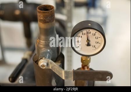 Sensori di pressione nell'impianto di riscaldamento urbano. Tubi dell'acqua calda in un locale caldaie industriali. Foto Stock