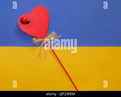 San Valentino nei colori dell'Ucraina. Pace e Amore in Ucraina. Ladybug su un cuore. Spazio per il testo. Foto Stock