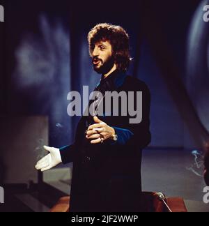 Ringo Starr, eigentlich Richard Starkey, britischer Musiker, berühmter Schlagzeuger der Band The Beatles, hier in einer TV-Sendung, circa 1971. Ringo Starr, vero nome Richard Starkey, musicista britannico, famoso batterista della band The Beatles, qui in un programma televisivo, circa 1971. Foto Stock