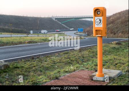 Posto di chiamata di emergenza arancione su un'autostrada Foto Stock