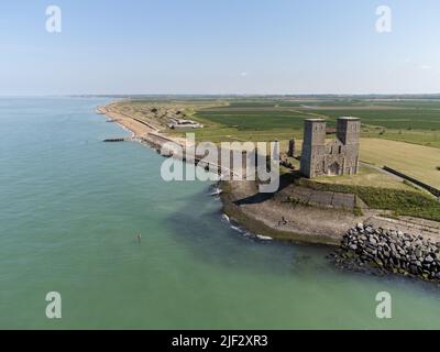 Vista dall'alto delle antiche rovine del castello e della torre di Reculver sul bordo del mare blu, costa nord del Kent, Regno Unito Foto Stock