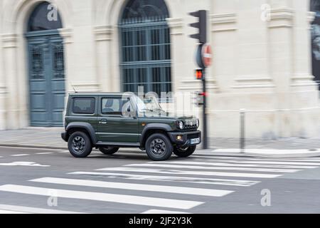 Moderno fuoristrada verde in città. Suzuki Jimny Sierra Foto Stock