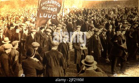 UK 1932 National Hunger March , i membri del sindacato Shoreditch arrivano a Hyde Park. La marcia della fame nazionale di settembre-ottobre 1932 è stata la più grande marcia della fame del tempo causata dalla povertà risultante dalla disoccupazione di massa nella Grande depressione Foto Stock