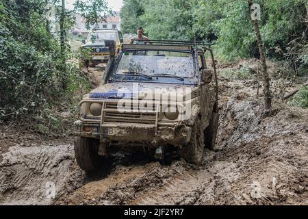 Vecchio suv giapponese 4x4 in pista offroad. Suzuki Samurai SJ413 Foto Stock