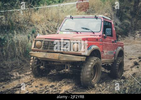 Vecchio suv giapponese 4x4 in pista offroad. Suzuki Samurai SJ413 Foto Stock