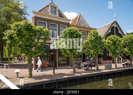 Enkhuizen, Paesi Bassi. Giugno 2022. La strada principale con la panetteria al Museo Zuiderzee di Enkhuizen. Foto di alta qualità Foto Stock