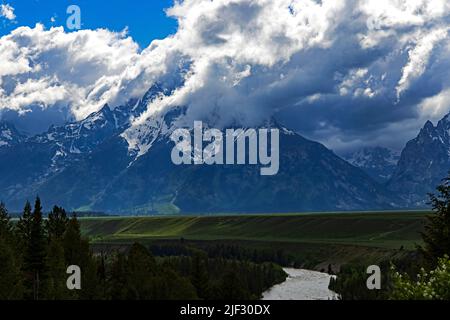 Si tratta di una vista della maestosa catena di Teton circondata da nuvole vista dal Snake River Overlook nel Grand Teton National Park, Wyoming, USA. Foto Stock