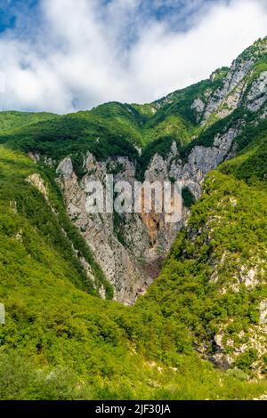 Escursione alla cascata di Boka nella valle di Soca - Bovec - Slovenia Foto Stock