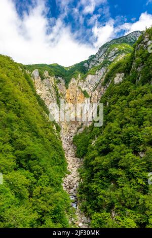 Escursione alla cascata di Boka nella valle di Soca - Bovec - Slovenia Foto Stock