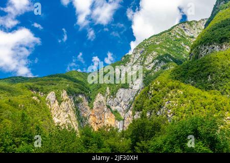 Escursione alla cascata di Boka nella valle di Soca - Bovec - Slovenia Foto Stock