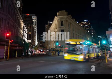 Autobus nel quartiere centrale degli affari di notte, Wellington, Isola del Nord, Nuova Zelanda Foto Stock