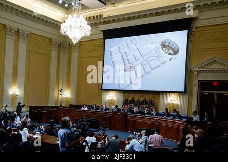 (220629) -- WASHINGTON, 29 giugno 2022 (Xinhua) -- Foto scattata il 28 giugno 2022 mostra un'audizione pubblica tenuta dalla Commissione di selezione della Camera degli Stati Uniti investigando la rivolta del capitale il 6 gennaio 2021 a Washington, DC, gli Stati Uniti. Un ex aiutante della Casa Bianca ha testimoniato ad un'udienza pubblica il martedì tenuta dalla commissione di selezione della Camera degli Stati Uniti che indaga la sommossa di capitale l'anno scorso. (Anna Moneymaker/Pool via Xinhua) Foto Stock