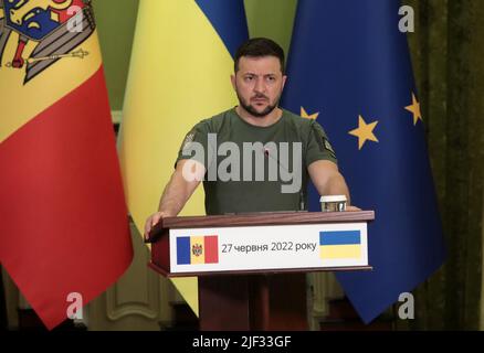 Non esclusiva: KYIV, UCRAINA - 27 GIUGNO 2022 - il Presidente dell'Ucraina Volodymyr Zelenskyy interviene durante l'incontro ufficiale con il Presidente della R Foto Stock