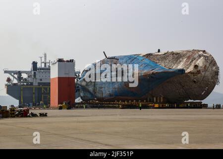 31 marzo 2017-Mokpo, Corea del Sud-il traghetto Sewol, tolto da dove affondò circa tre anni fa nelle acque sud-occidentali del paese, è portato in un porto di Mokpo, a circa 100 chilometri di distanza, il 31 marzo 2017. La nave condannata sarà messa su un molo asciutto, e una ricerca inizierà a trovare i resti di nove persone ancora mancanti dal naufragio il 16 aprile 2014, che sono tra i 304 uccisi nella tragedia. Foto Stock